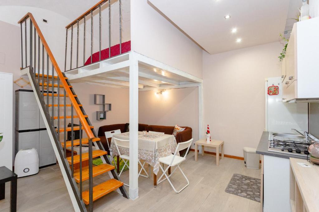 una cocina y comedor con una escalera de caracol en una casa en Sicily Loft Catania few min from sea - Happy Rentals, en Catania