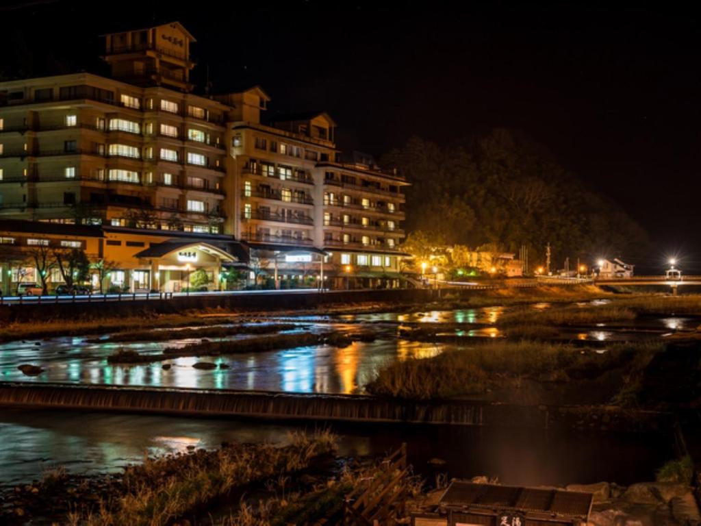 Výhled na řeku, která protéká v blízkosti hotelu