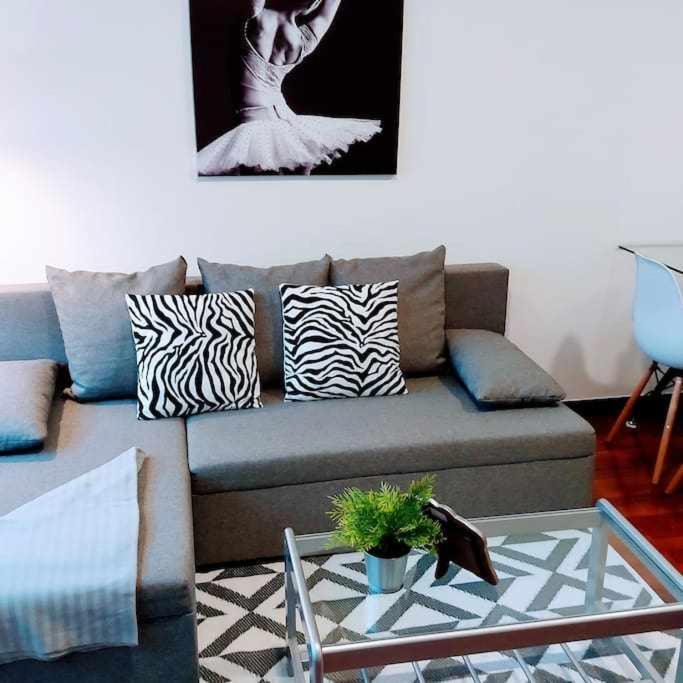 維戈的住宿－Apartamentos Florida Casablanca，带沙发和玻璃桌的客厅