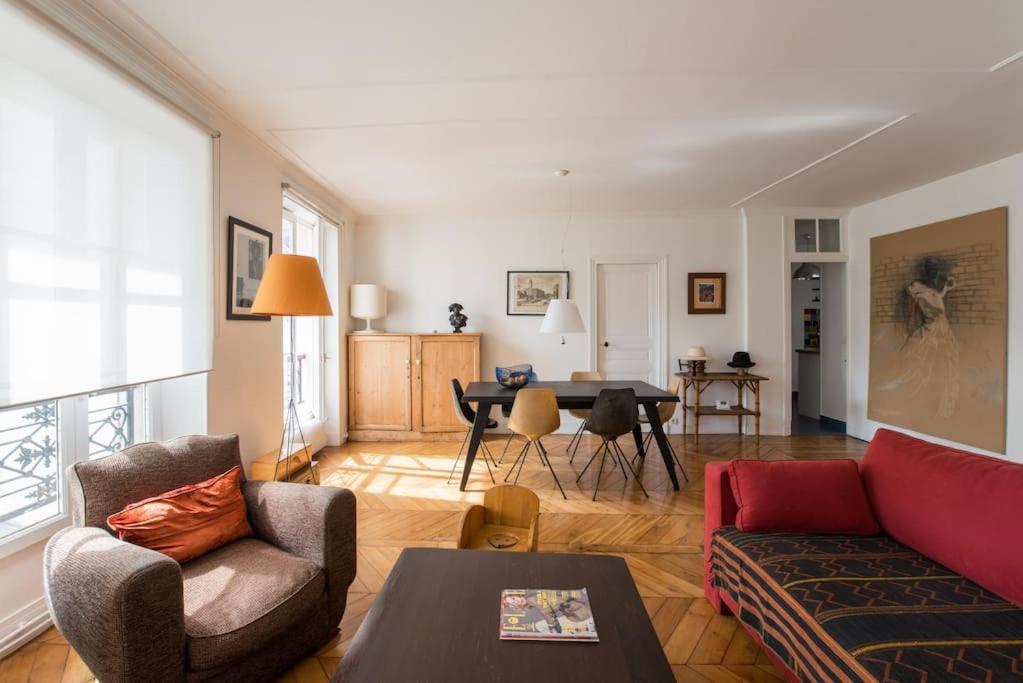 un salon avec un canapé et une table dans l'établissement Legendre - Spacieux appartement à Batignolles, à Paris