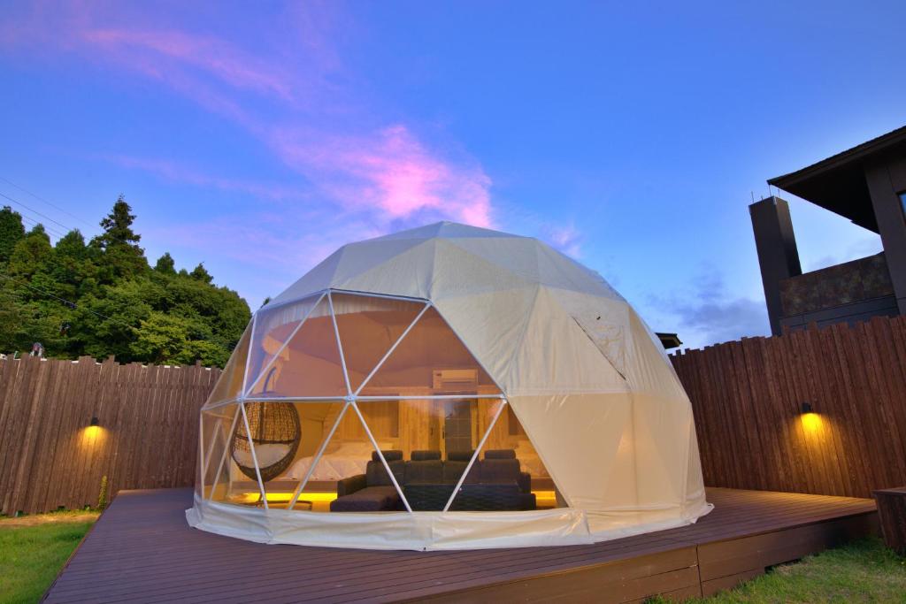 Budova, kde se the luxury tent nachází