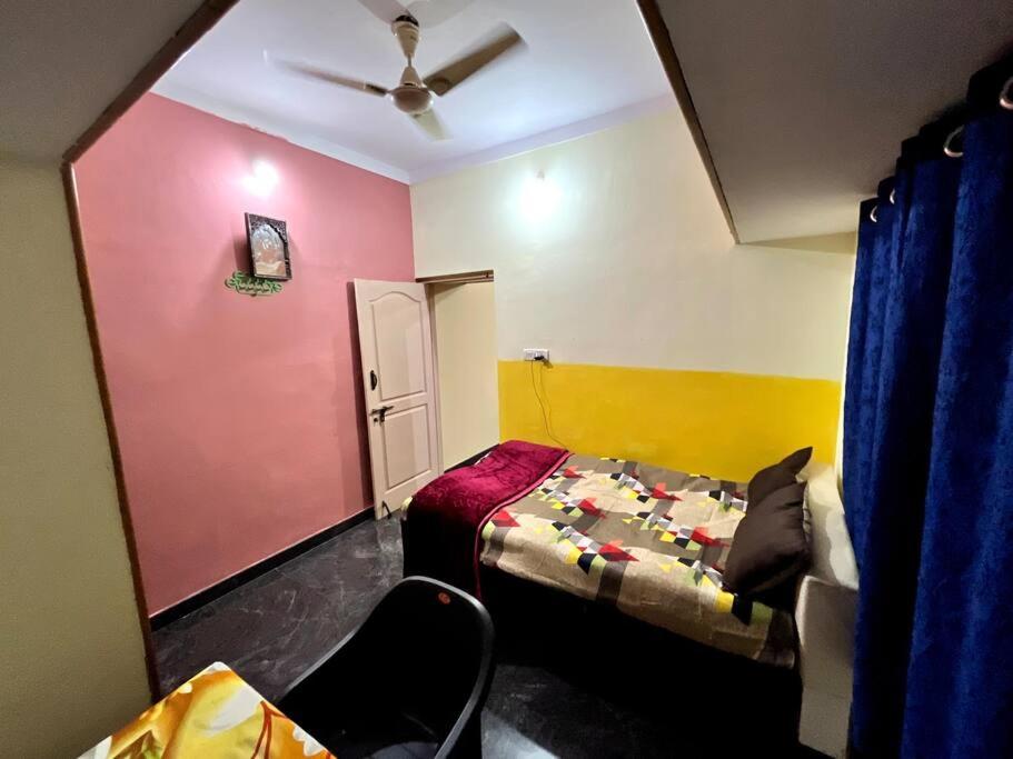 En eller flere senger på et rom på Chamundi_Temple-Hill View.
