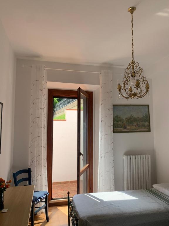 1 dormitorio con cama y lámpara de araña en B&B Villa Diana en Ancona