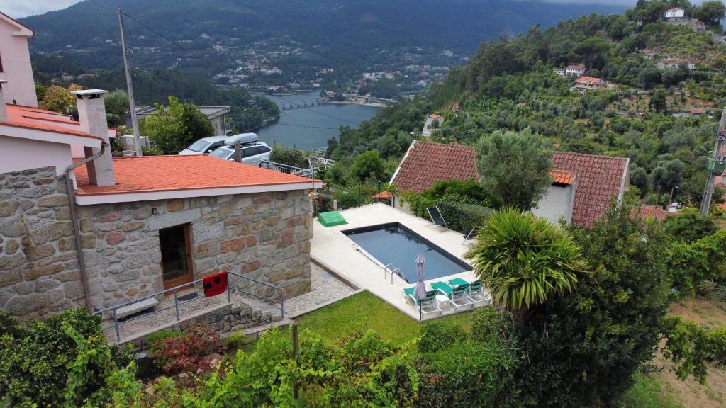 een luchtzicht op een huis met een zwembad bij Casa da Lage - Lindas vistas - Gerês - Rio - Campo in Geres