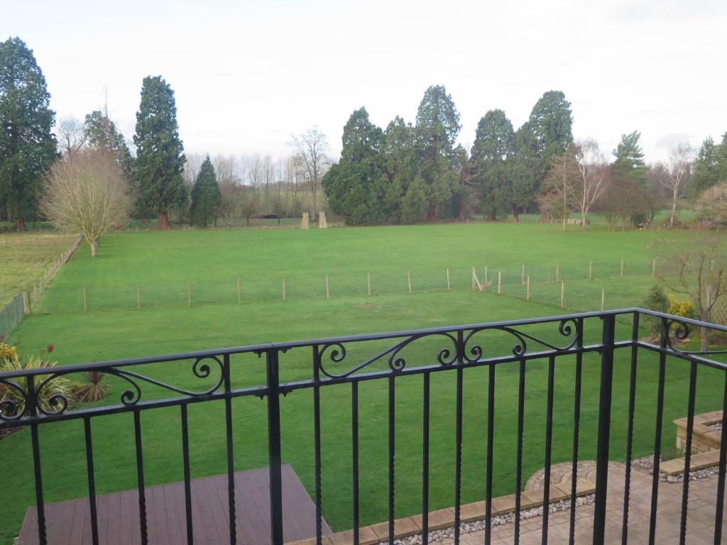 uma vista de um campo a partir de uma cerca em Park View Apartment em Toddington