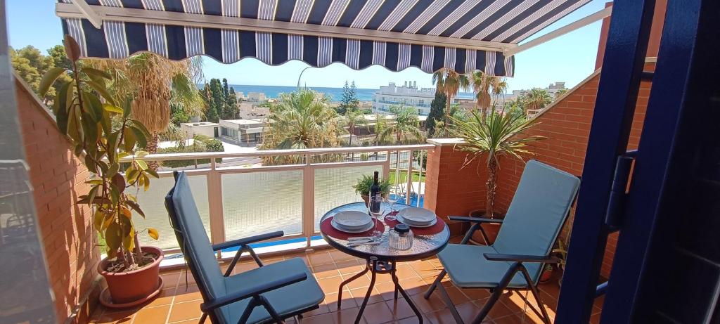 balkon ze stołem i krzesłami oraz widokiem na ocean w obiekcie Vista Azul Torremolinos - Carihuela w mieście Torremolinos