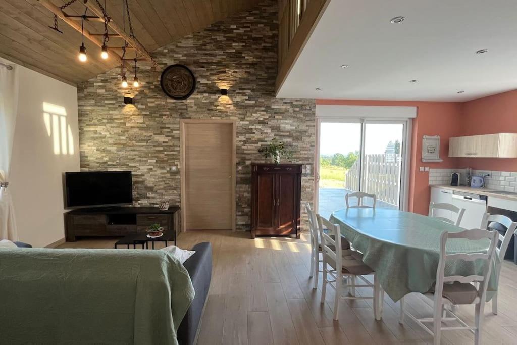 une cuisine et une salle à manger avec une table et des chaises dans l'établissement Le Gite de la Waldmatt - SPA & Sauna - Proche La Petite- Pierre - Piscine, calme et détente, à Schoenbourg