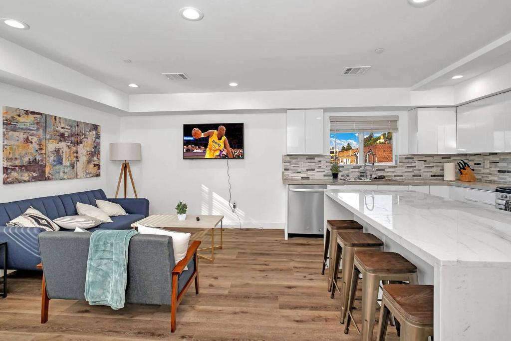 cocina y sala de estar con sofá y mesa en Modern 3BR Home in Mid-City, en Los Ángeles