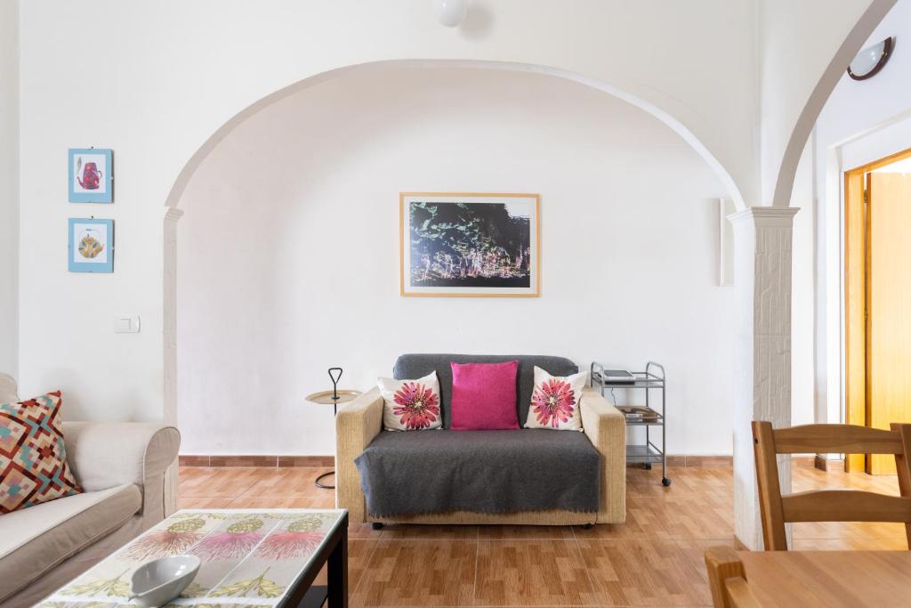 uma sala de estar com um sofá e uma mesa em Home2Book Cozy Apartment Santa Cruz City Center em Santa Cruz de Tenerife