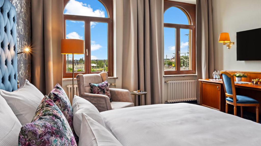 Postel nebo postele na pokoji v ubytování Hotel Bayerischer Hof Dresden