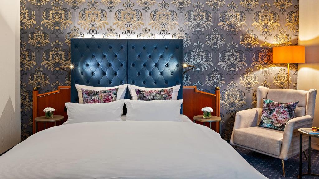 Postel nebo postele na pokoji v ubytování Hotel Bayerischer Hof Dresden