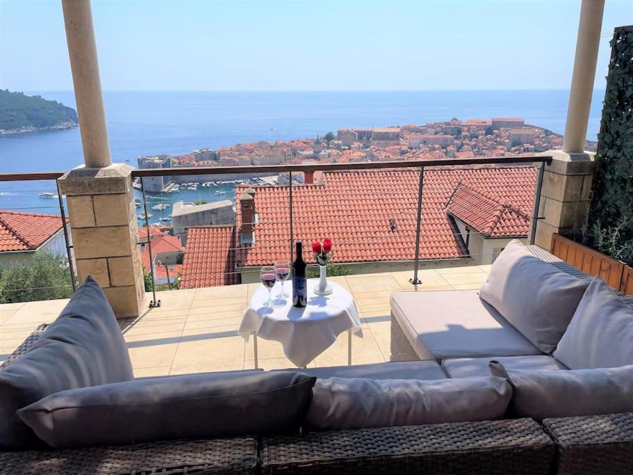 ドゥブロヴニクにあるDalmatins MillionDollar sea viewのソファ、テーブル、景色を望むバルコニー