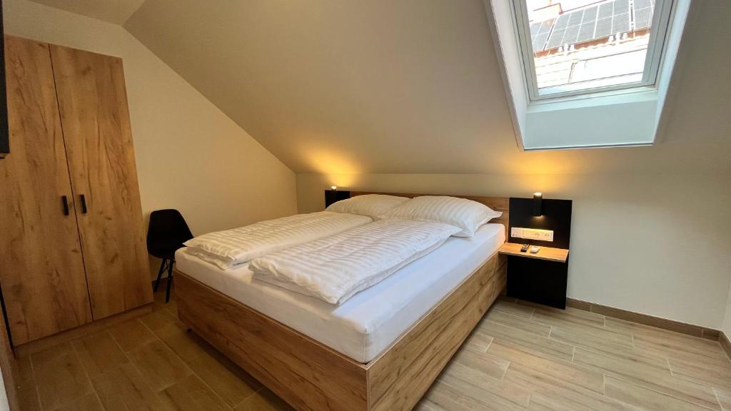 Postel nebo postele na pokoji v ubytování Rezidex Apartmanház