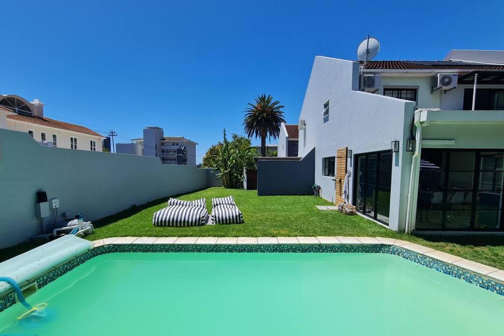una piscina nel cortile di una casa di Holiday home in Fresnay-NO load shedding in a secure estate a Città del Capo