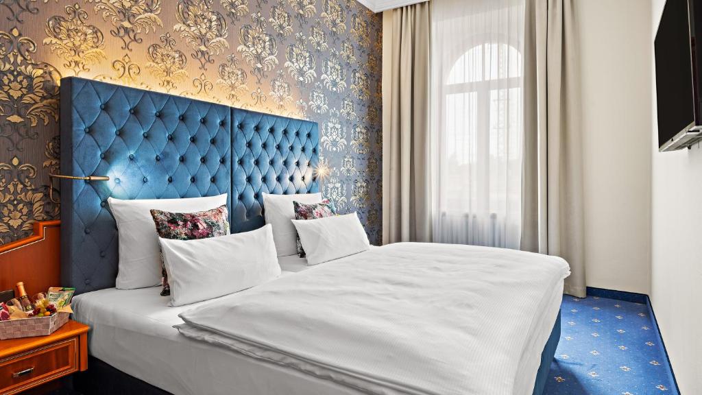 Postel nebo postele na pokoji v ubytování Hotel Bayerischer Hof Dresden
