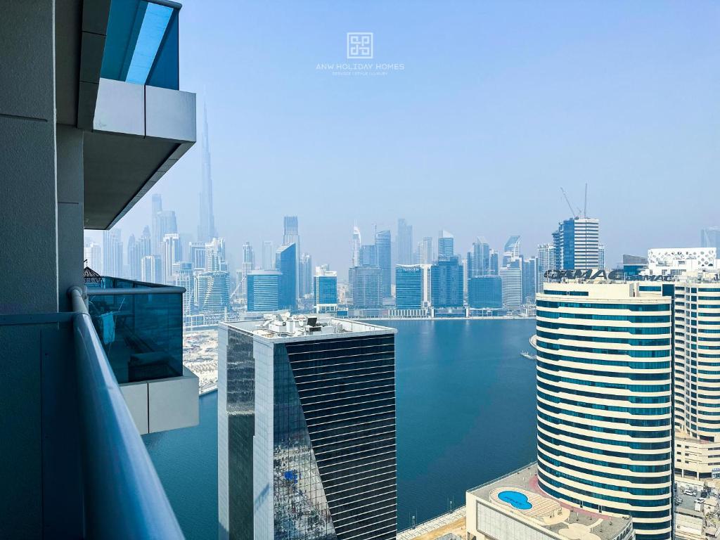Studio with burj view at Elite Business bay Residence by ANW vacation homes في دبي: إطلالة على أفق المدينة من ناطحة السحاب