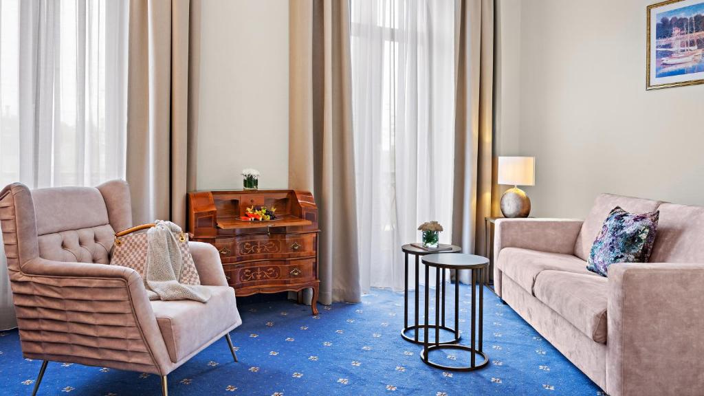 Posezení v ubytování Hotel Bayerischer Hof Dresden