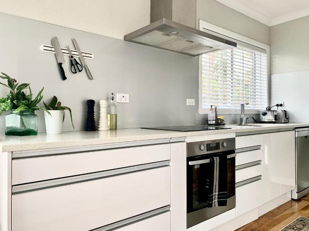 M&K Home with central air condition, 4 bedrooms, by Chartwell Shopping Centre - Resim 19