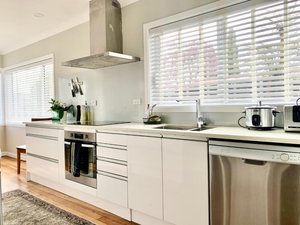 M&K Home with central air condition, 4 bedrooms, by Chartwell Shopping Centre - Resim 20