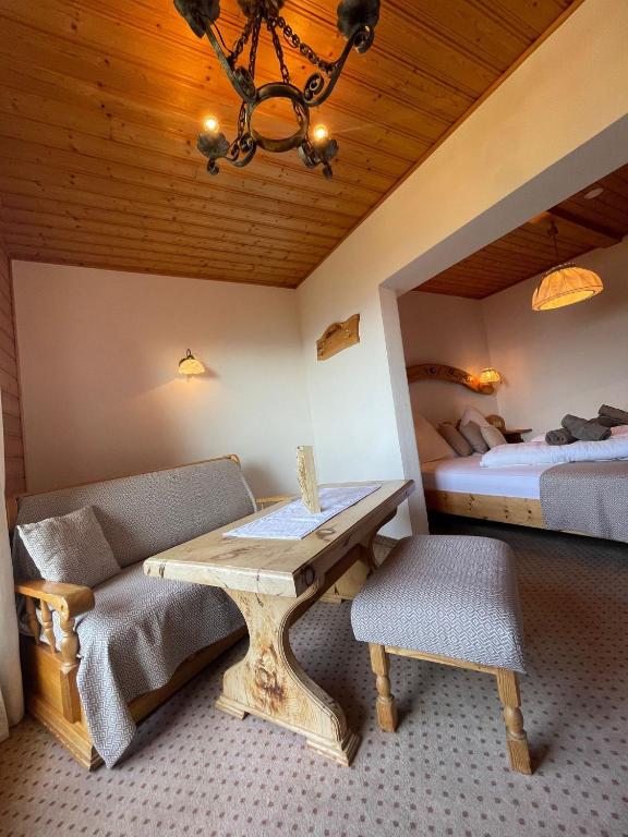 Postel nebo postele na pokoji v ubytování Gasthof Pension Perauer