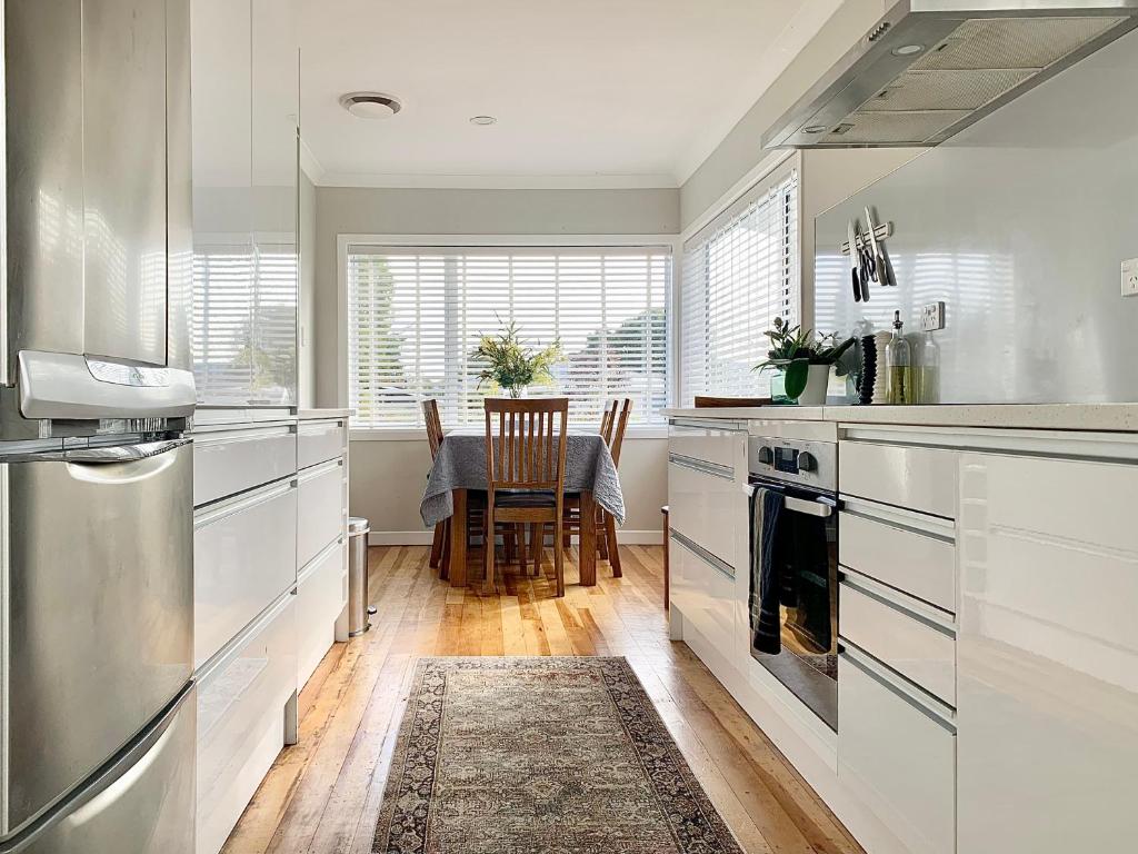 M&K Home with central air condition, 4 bedrooms, by Chartwell Shopping Centre - Resim 4