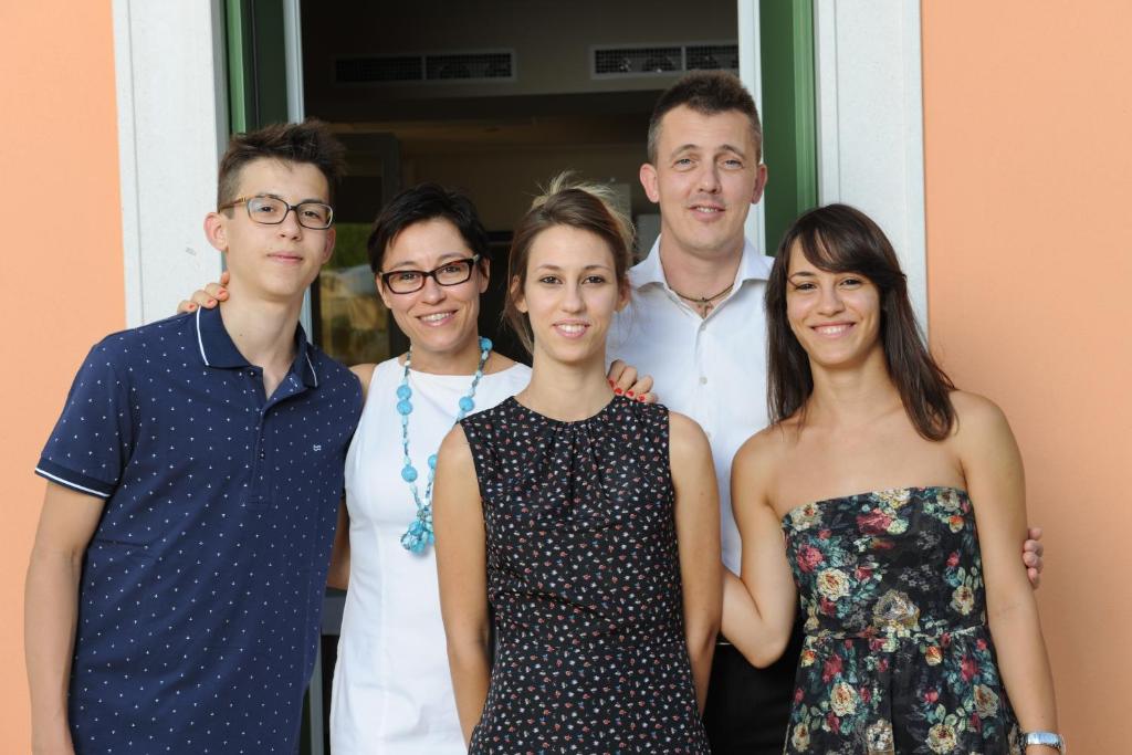 un grupo de personas de pie delante de una puerta en Locanda ai Capitelli, en Soave