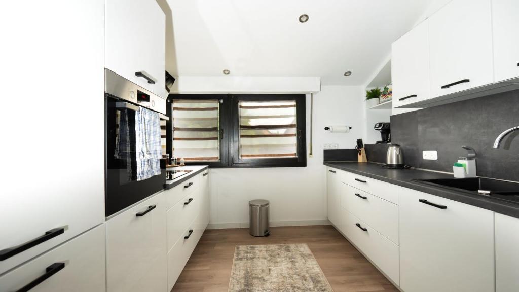 3,5-Zimmer inkl Arbeitsplatz, WLAN & free Netflix, Amazon-Free Parken vollausgestattete Wohnung, 24h Check In - 3