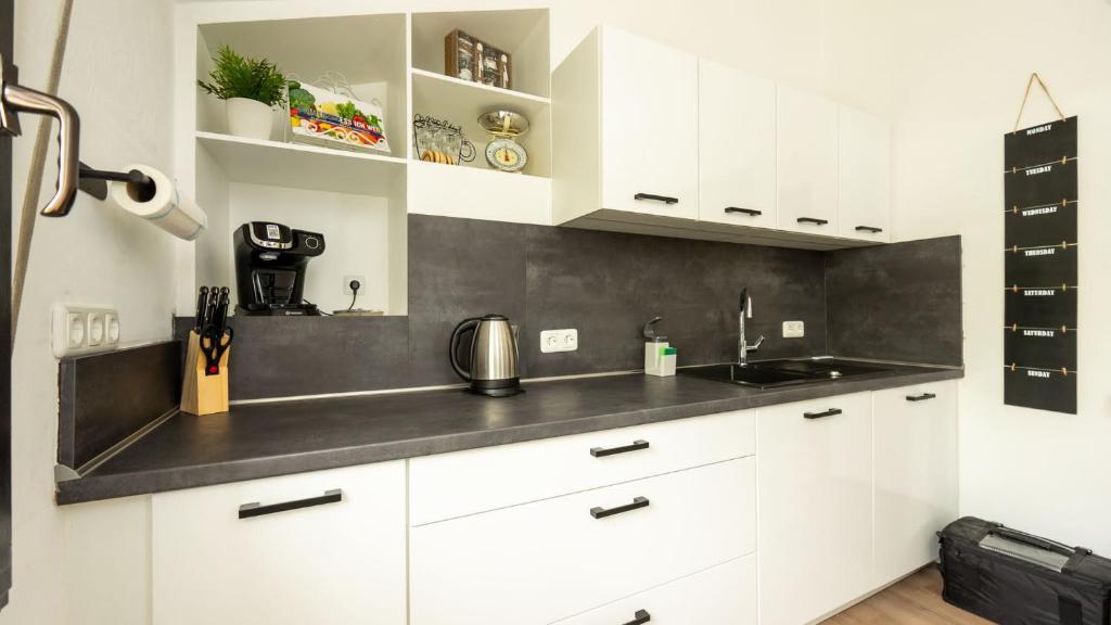 3,5-Zimmer inkl Arbeitsplatz, WLAN & free Netflix, Amazon-Free Parken vollausgestattete Wohnung, 24h Check In - 4