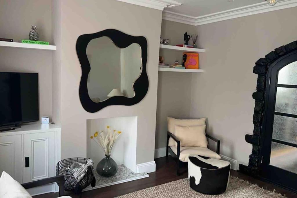 Luxury Town Centre Brighouse Home, 1 Minute From Train Station