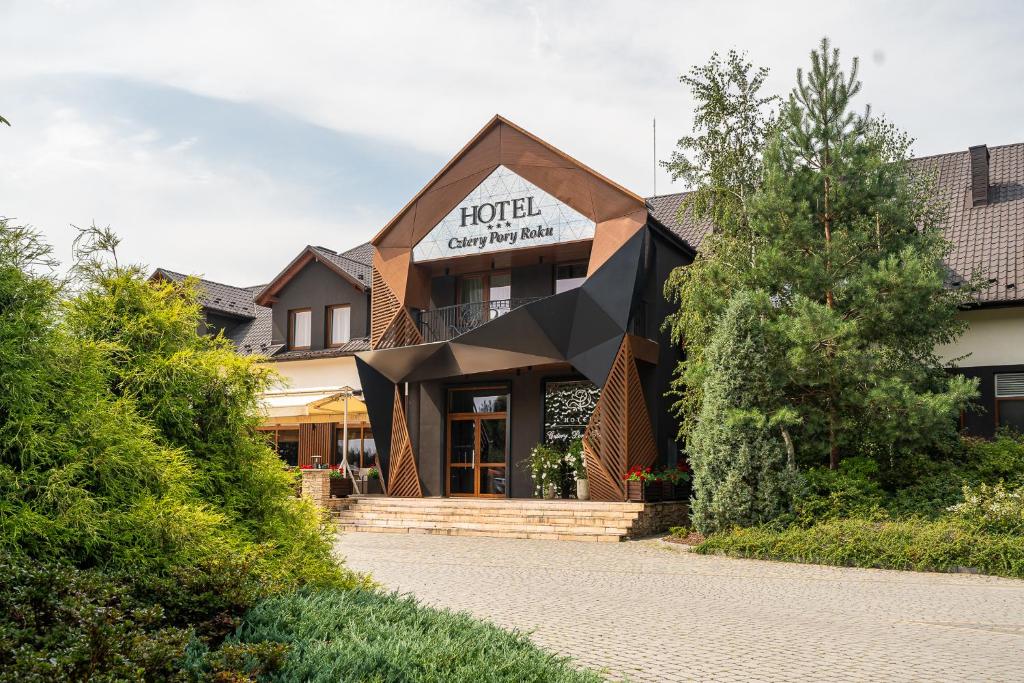 um edifício com uma placa na frente dele em Hotel Cztery Pory Roku em Głogów Małopolski