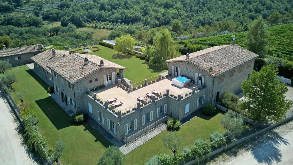 einem Luftblick auf ein großes Haus mit in der Unterkunft Tenuta Bellafonte 14, Emma Villas in Bevagna