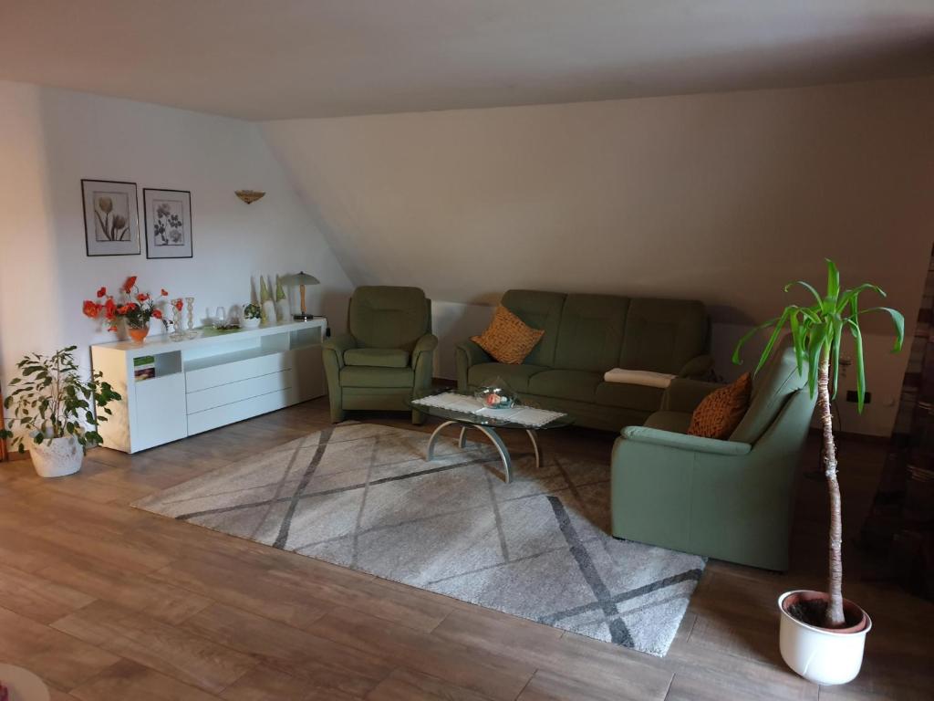 sala de estar con sofá y 2 sillas en NEU! FeWo Maya mit Sauna, en Hagen im Bremischen