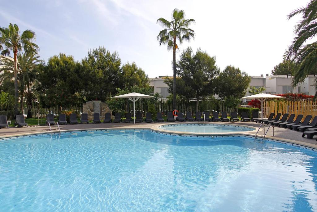 The swimming pool at or close to BG Pamplona