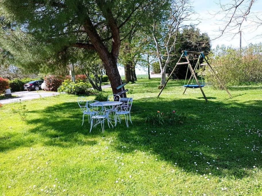Ο χώρος παιχνιδιού για παιδιά στο Villa Dinah 17 Maison dans la campagne Rochelaise