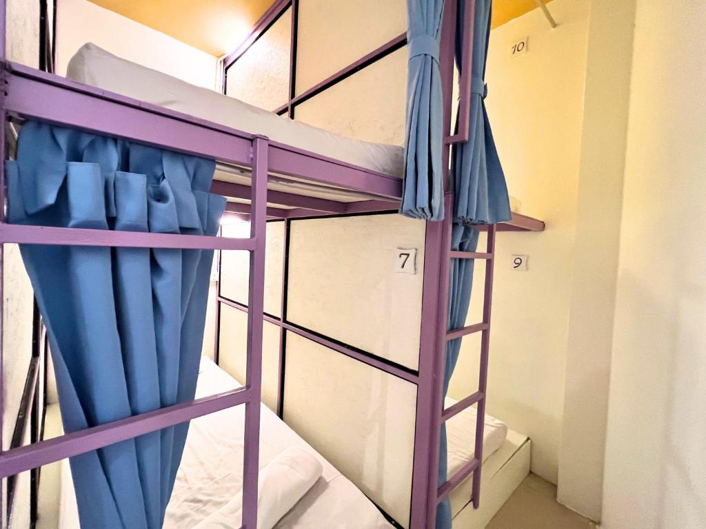 Palanda nebo palandy na pokoji v ubytování Sleepy Station Hostel