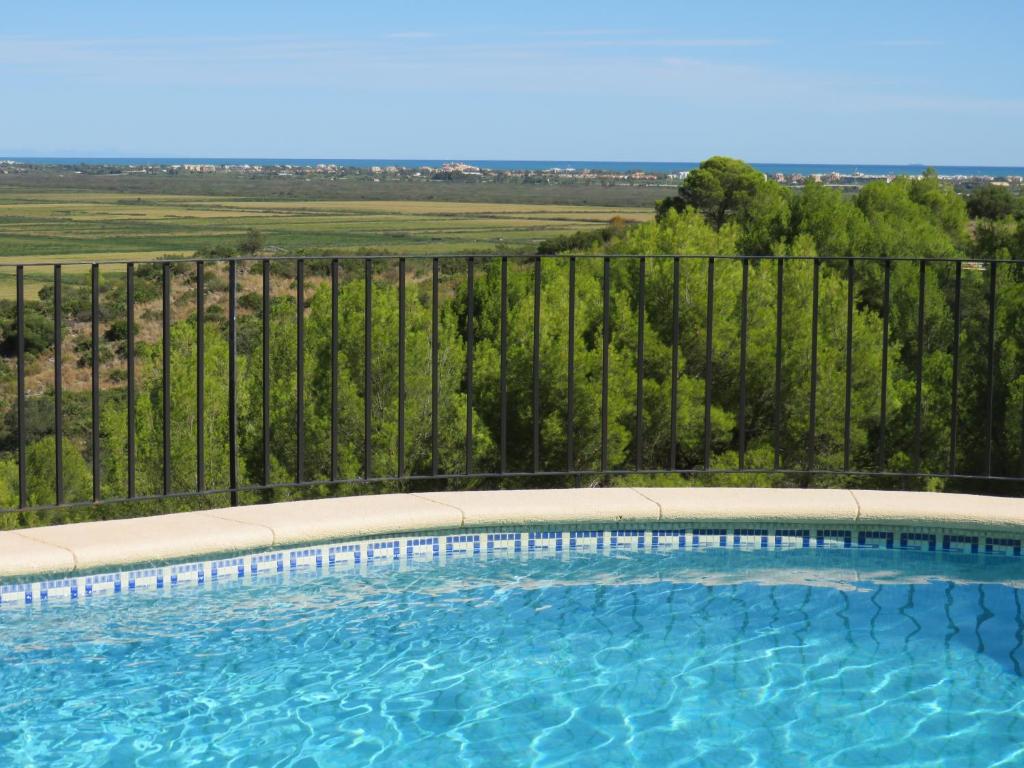 Bazén v ubytování Maison avec logement indépendant piscine privée et vue mer nebo v jeho okolí