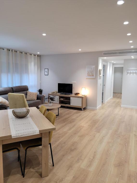 a living room with a couch and a table at Apartamento Azabache in Zaragoza