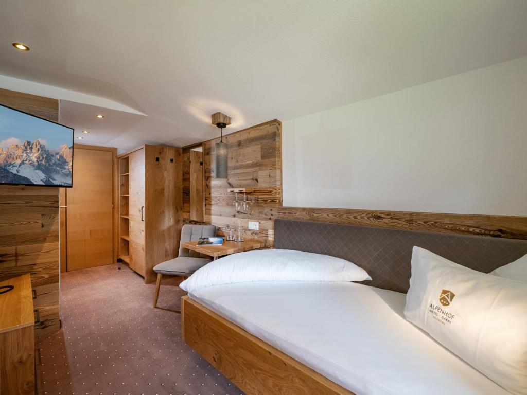 Postel nebo postele na pokoji v ubytování Alpenhof Hotel Garni Suprême