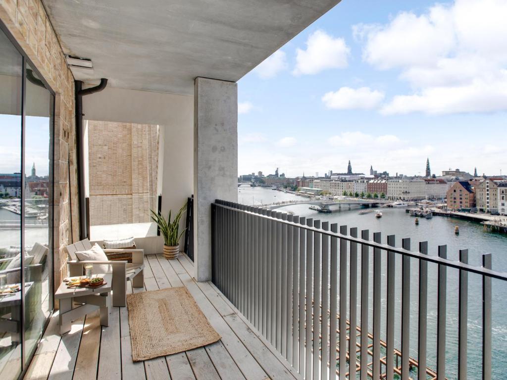 een balkon met uitzicht op het water bij Sanders View Copenhagen - Stunning Two-Bedroom Apartment with harbor view in Kopenhagen