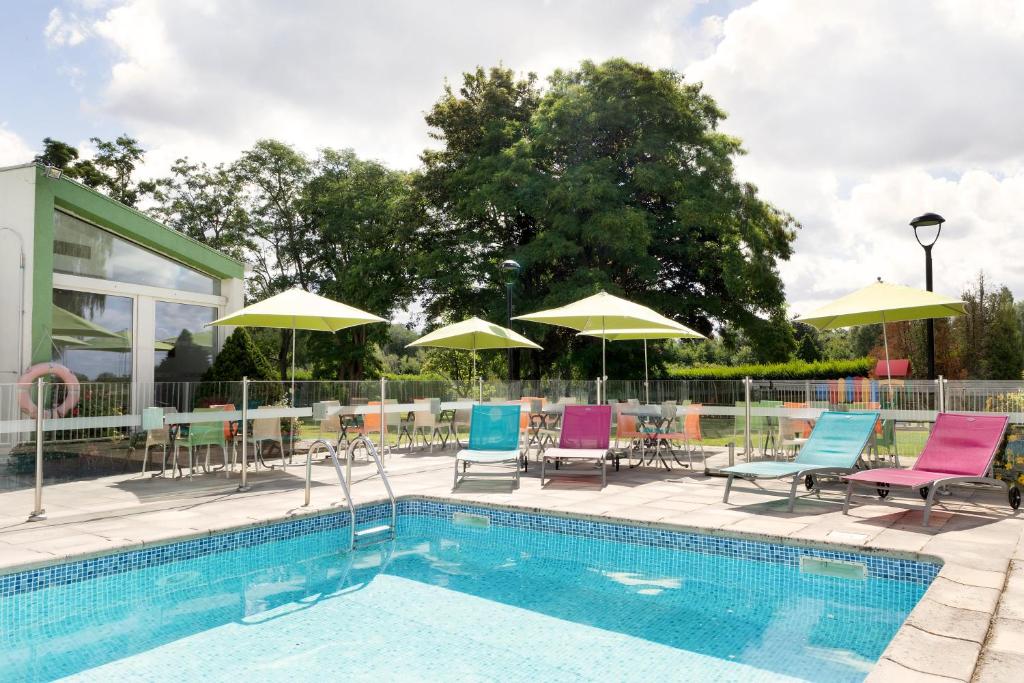 Bazén v ubytování Holiday Inn Lille Ouest Englos by IHG nebo v jeho okolí