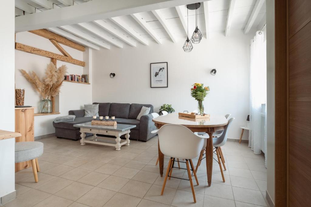 uma sala de estar com um sofá e uma mesa em La Maison des Délices em Dosches