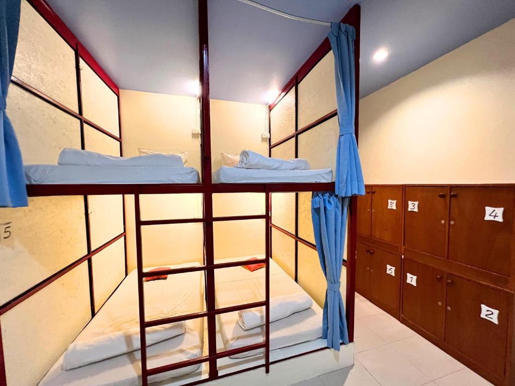 Palanda nebo palandy na pokoji v ubytování Sleepy Station Hostel