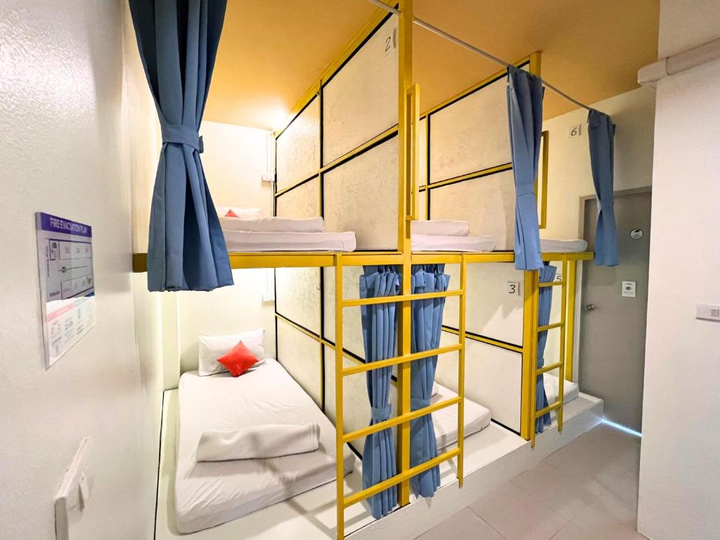 Postel nebo postele na pokoji v ubytování Sleepy Station Hostel