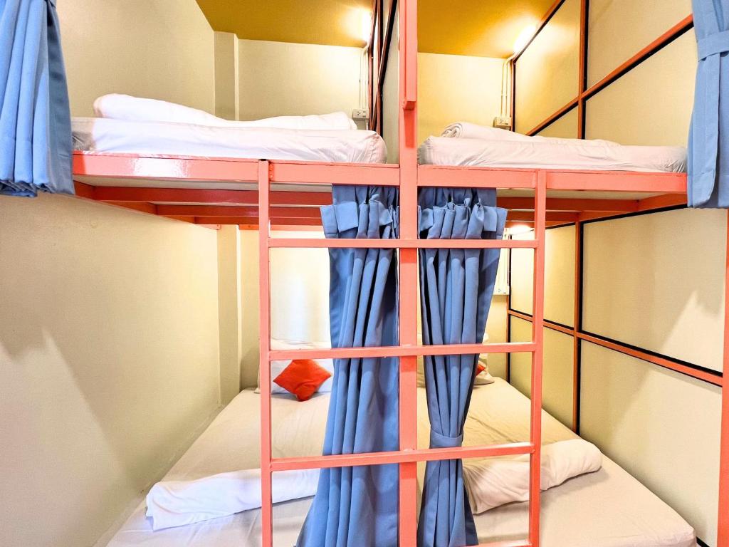 Postel nebo postele na pokoji v ubytování Sleepy Station Hostel