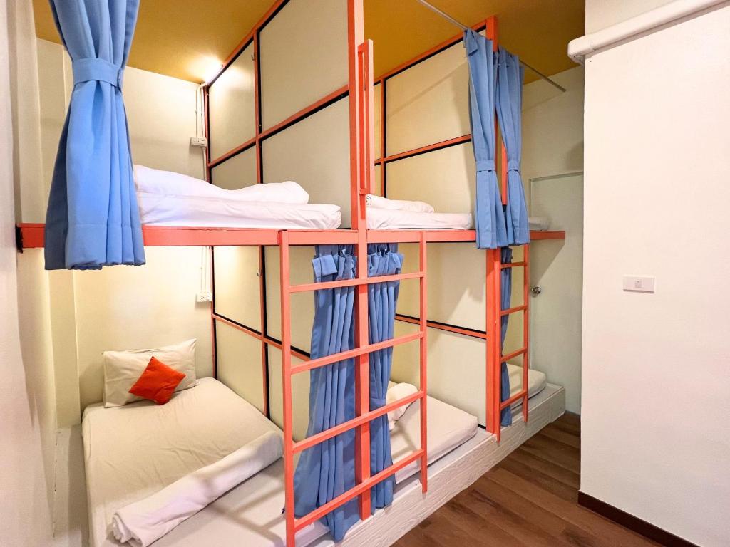 Postel nebo postele na pokoji v ubytování Sleepy Station Hostel