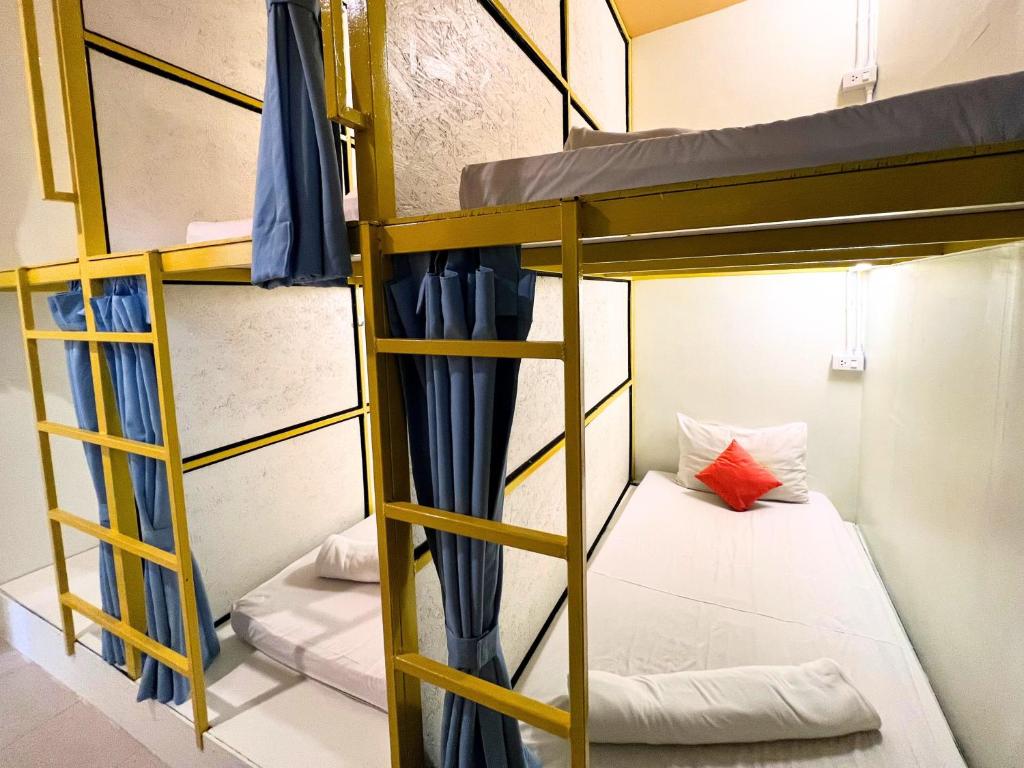 Postel nebo postele na pokoji v ubytování Sleepy Station Hostel