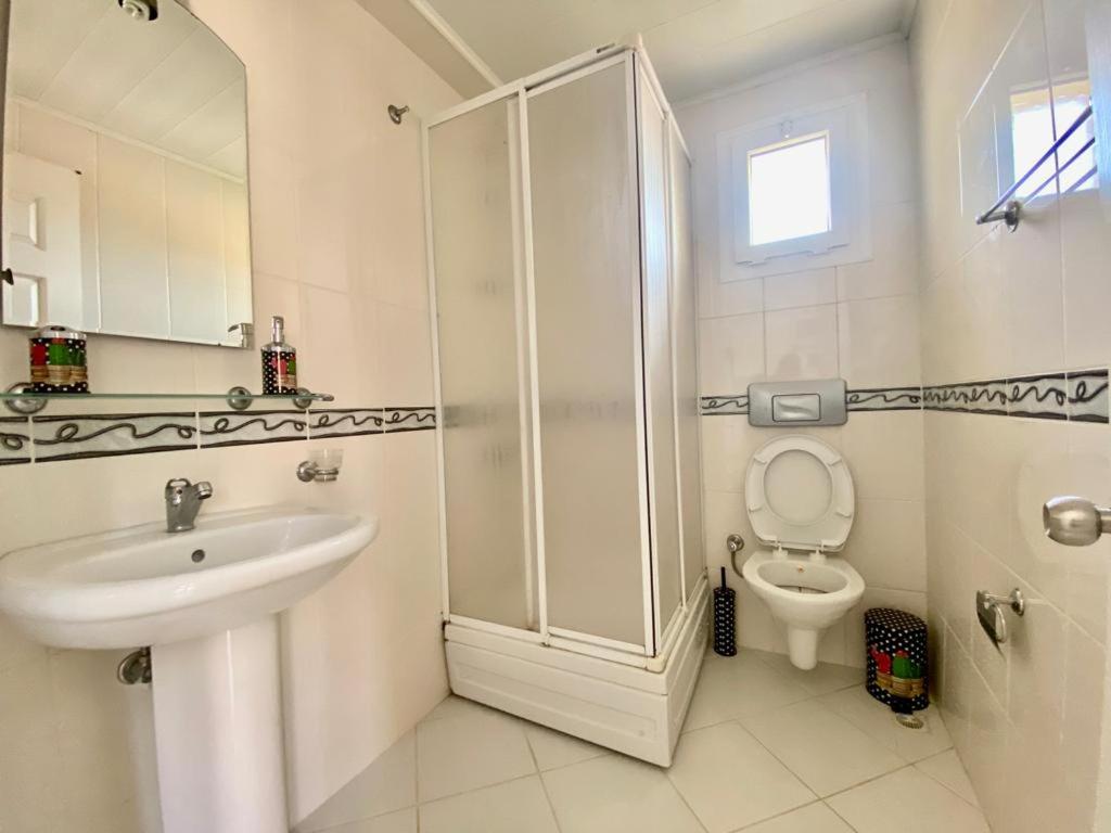 Koupelna v ubytování Ölüdenizde harika bir tatil evi