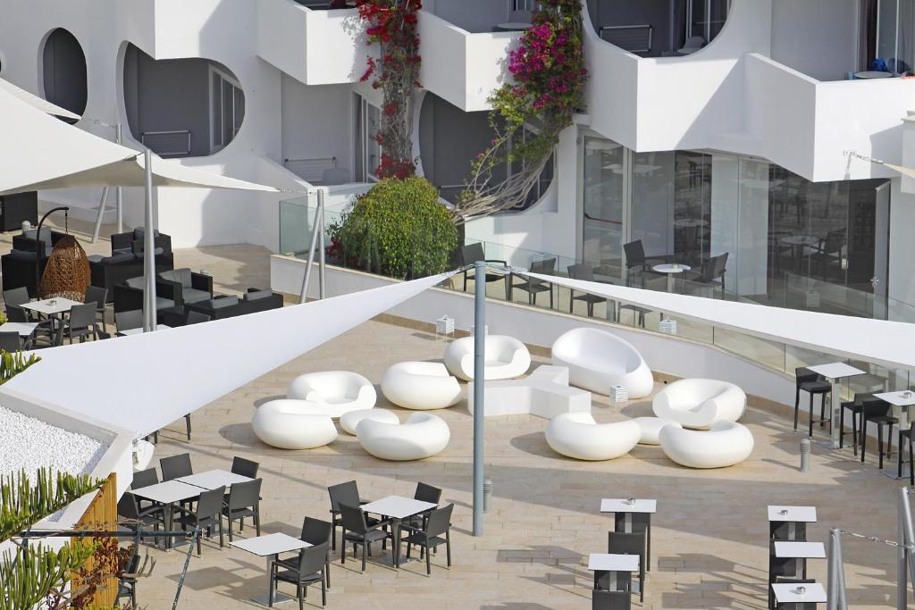 A restaurant or other place to eat at BG Pamplona