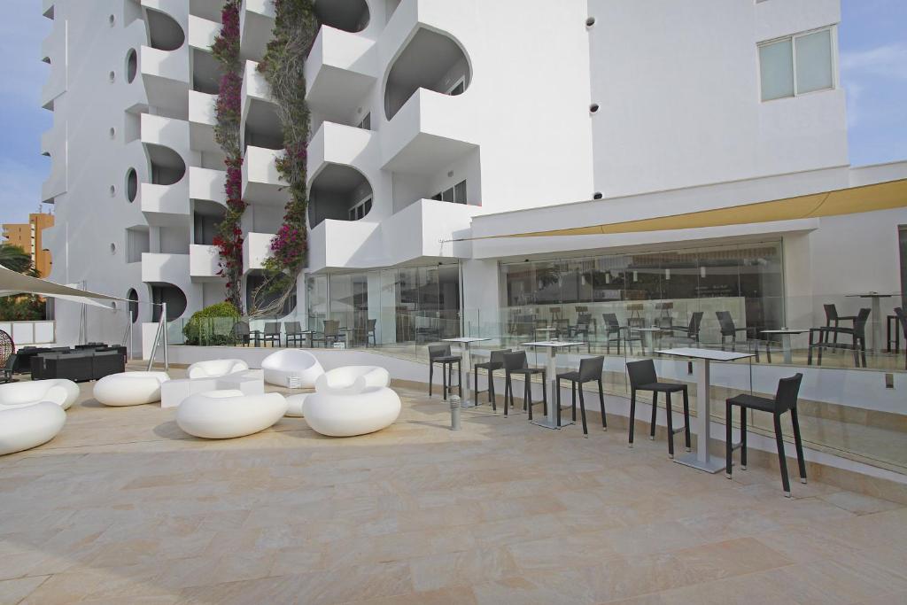 A restaurant or other place to eat at BG Pamplona