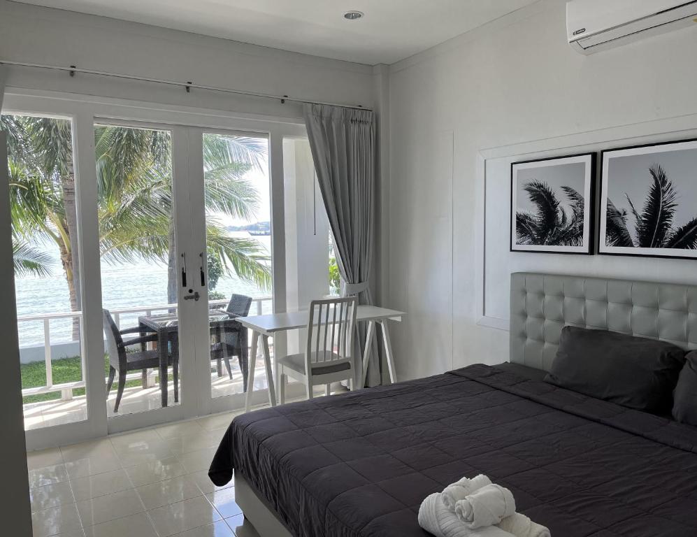 Postel nebo postele na pokoji v ubytování Bann Kanchana Beachfront Villas